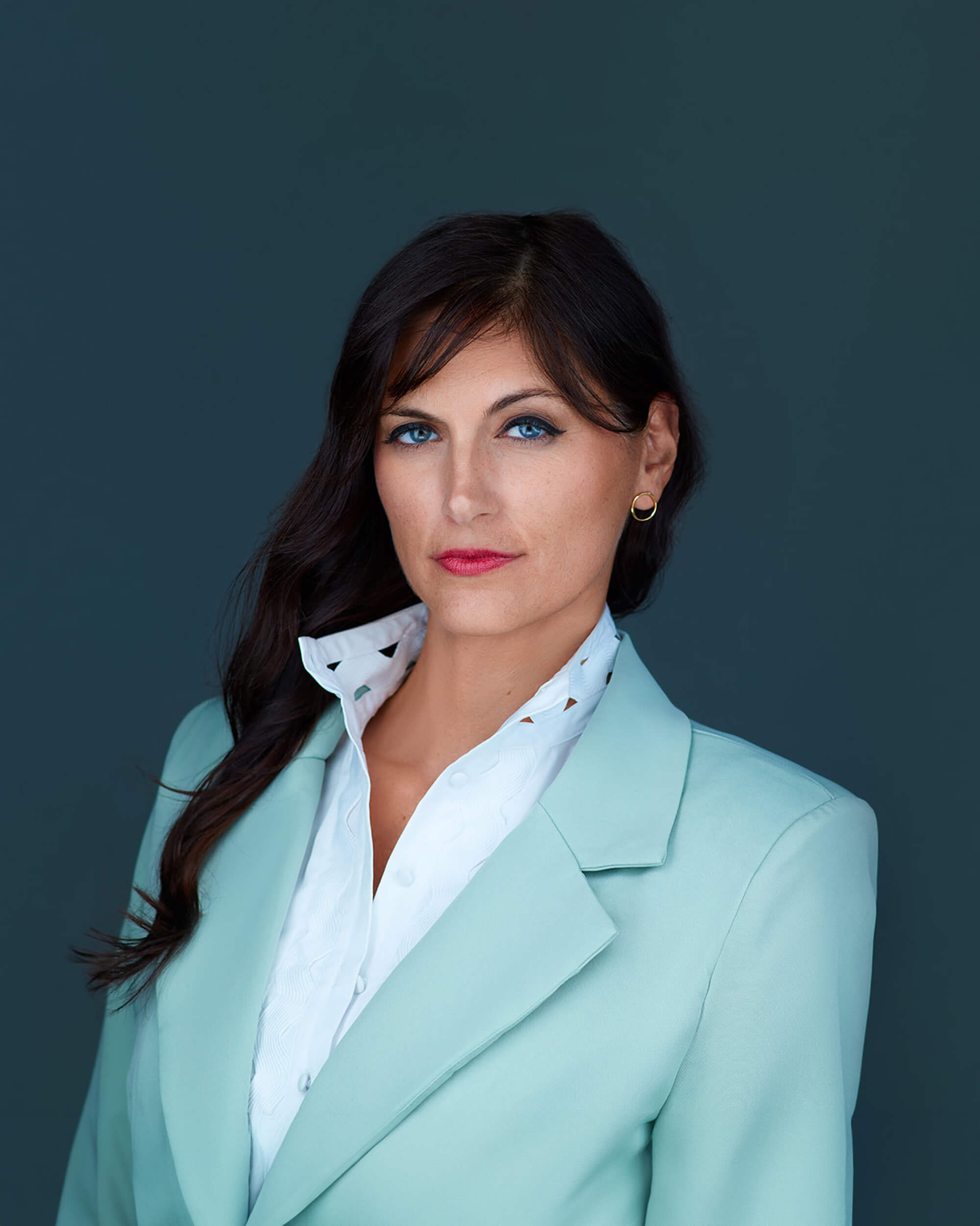 Rechtsanwältin Monika Slepicka in einem türkis farbenen Blazer