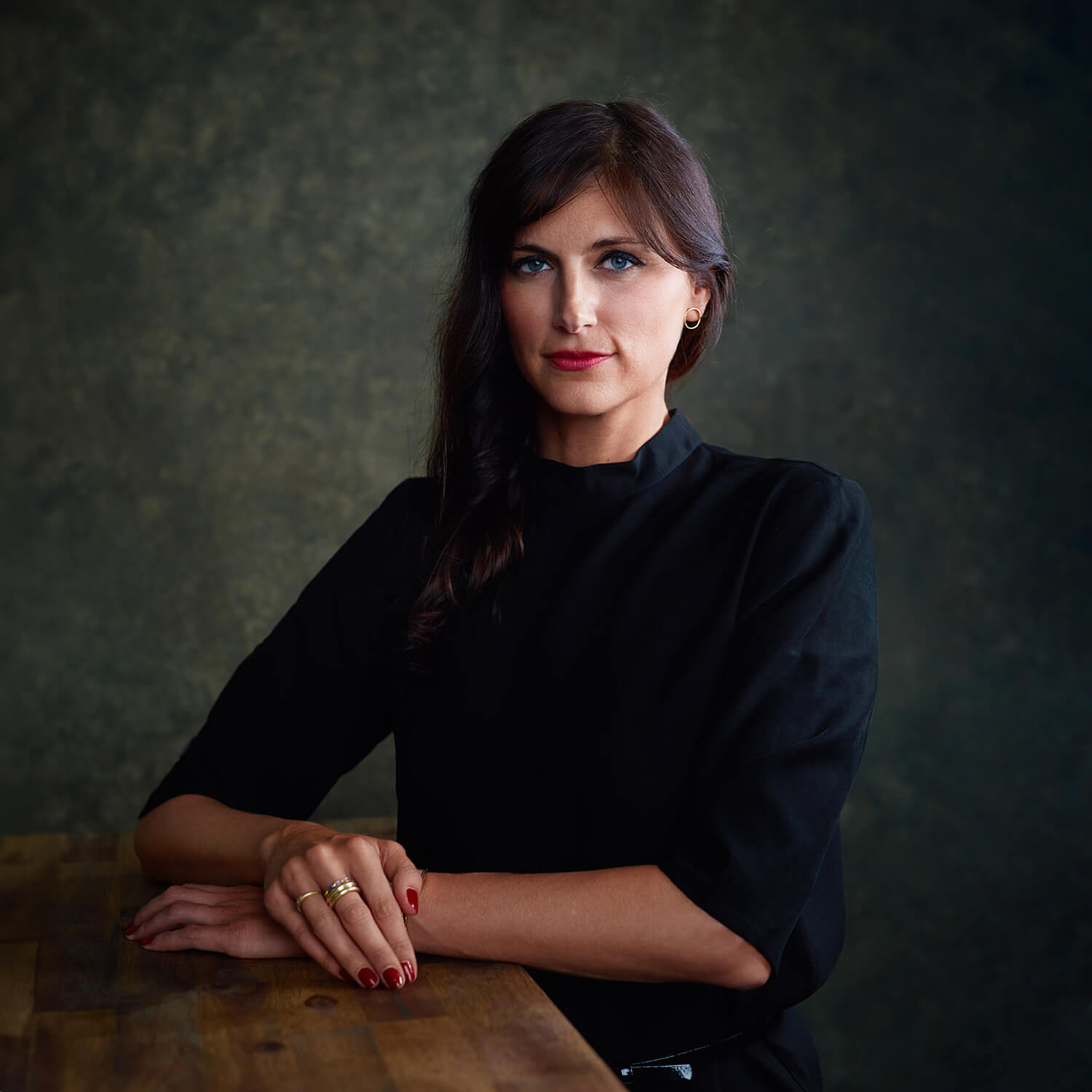 Monika Slepicka, sitzend mit einem schwarzen Pullover